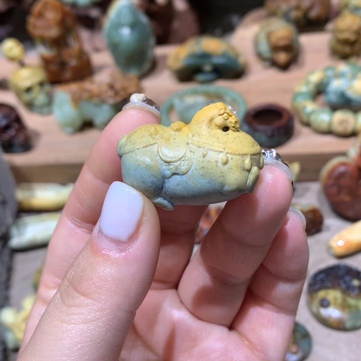 未镶嵌岫岩河磨玉（透闪石质玉）挂件