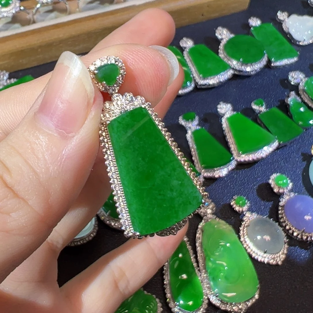 翡翠18K金镶嵌颈饰