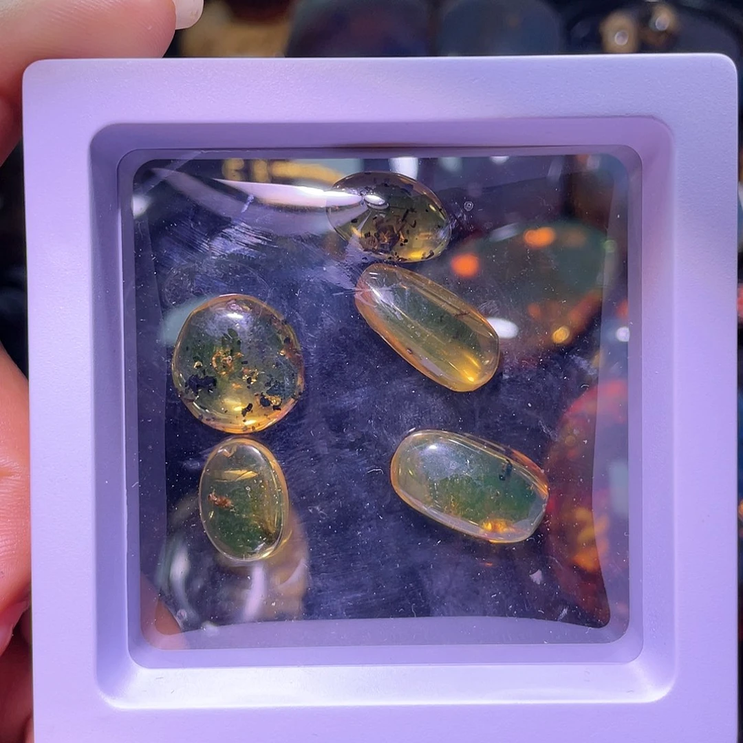 琥珀裸石未镶嵌？