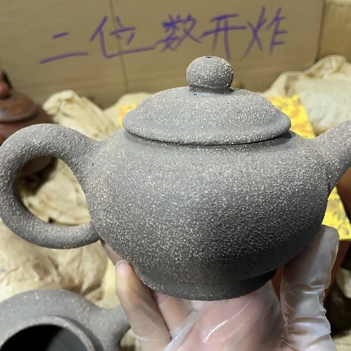 紫砂茶壶矿泥料，手工制作的一把紫砂壶。