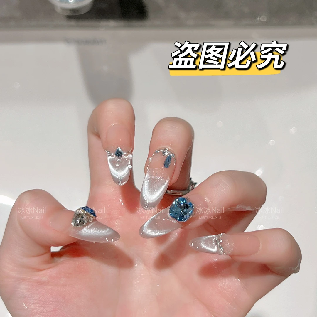 【蓝澈】纯手工穿戴甲冰蓝色钻爆闪美甲微笑猫眼显白气质10片