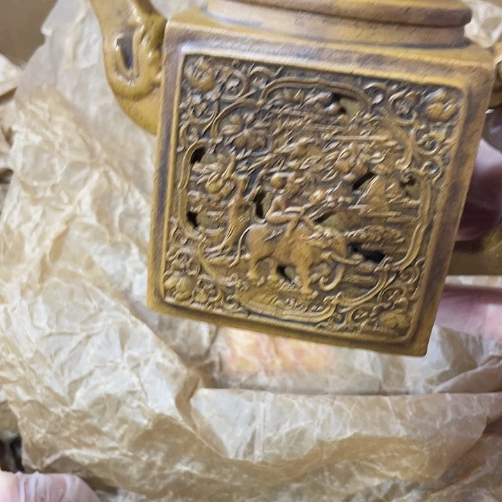 紫砂茶壶原矿泥料，纯手工制作的一把紫砂壶。