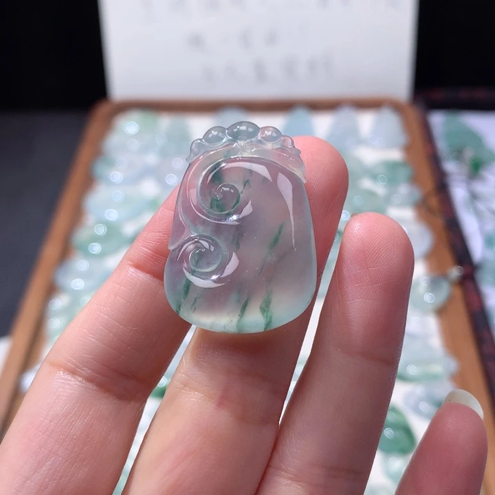 颈饰未镶嵌翡翠冰种飘花大如意