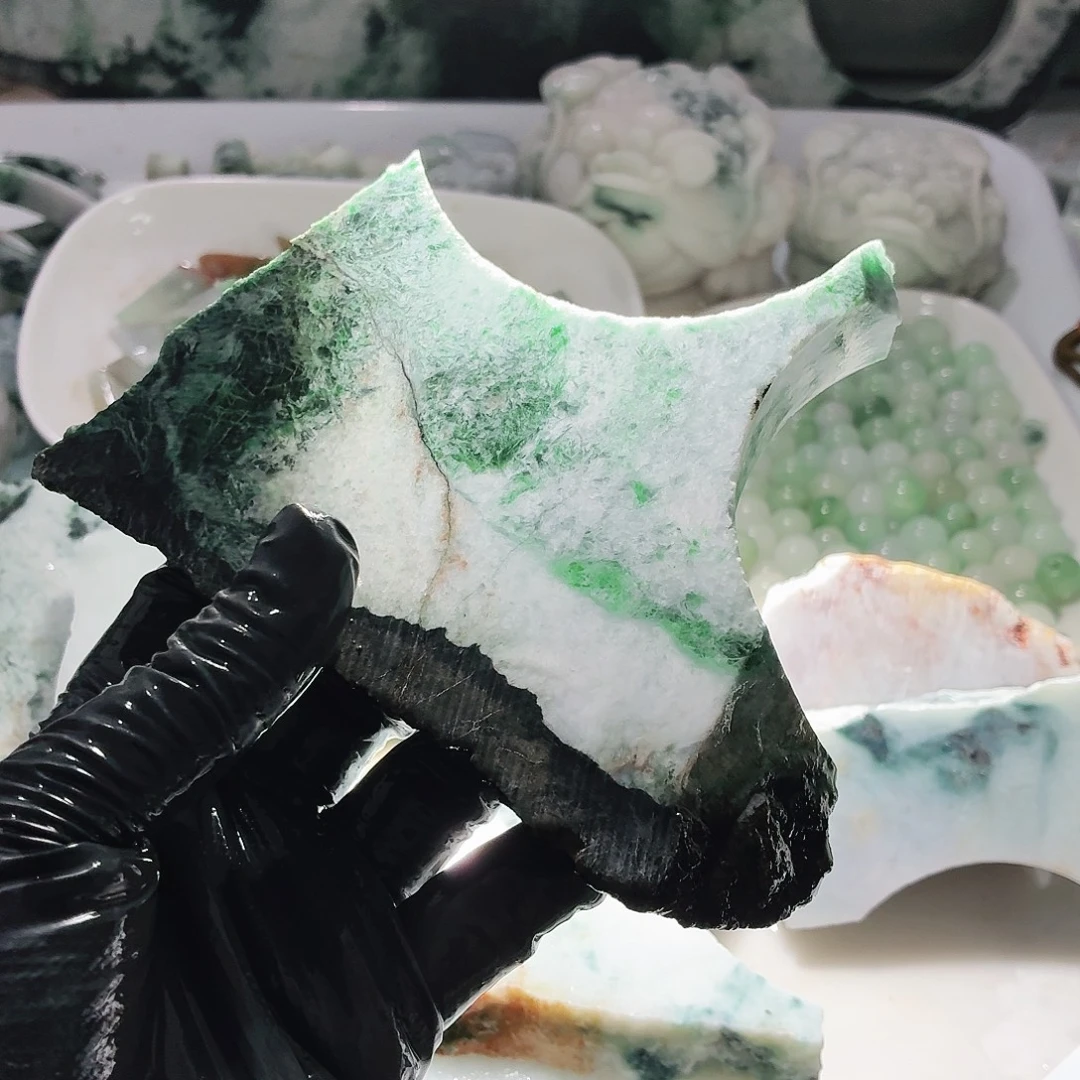 翡翠未镶嵌颈饰边角料