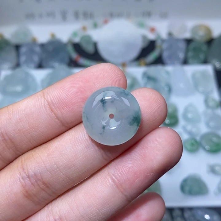 翡翠未镶嵌颈饰飘花扣