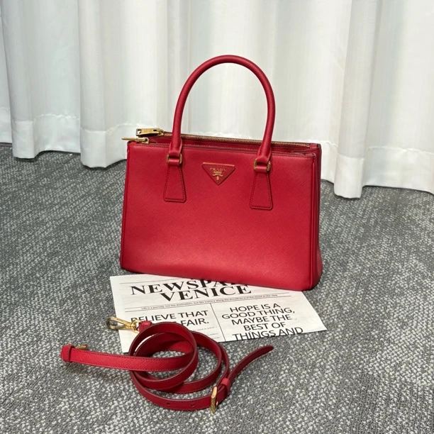 95新 Prada/普拉达 新款中号杀手手提斜挎包qx