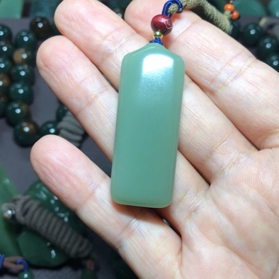 颈饰未镶嵌岫岩老玉（透闪石质玉）泉****吗