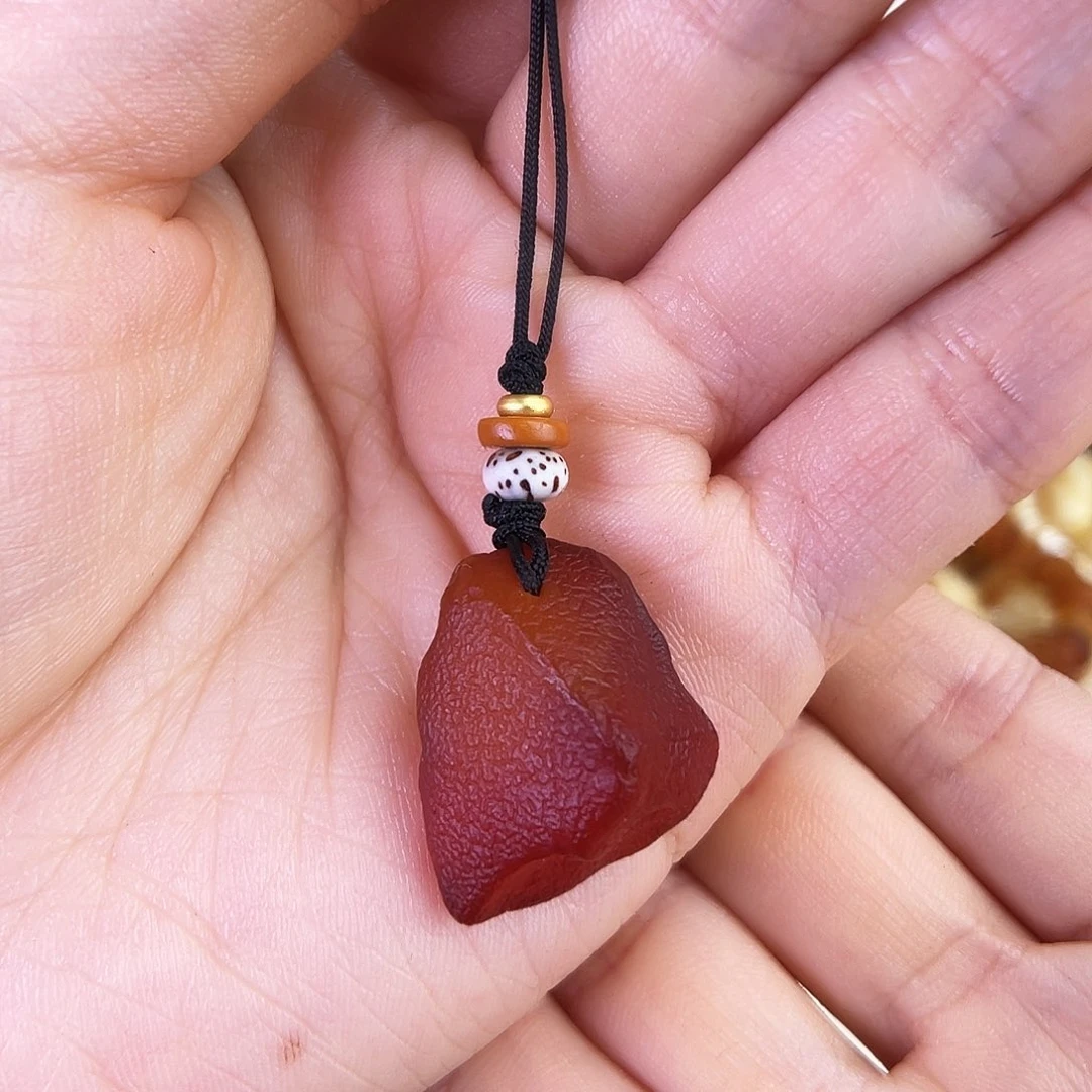 琥珀珠宝奇石未镶嵌。