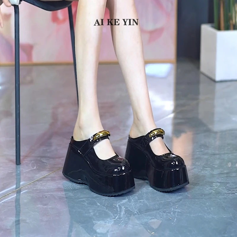 【艾珂茵】春夏新款圆头厚底一字带金属扣坡跟高跟鞋拖鞋时尚百搭