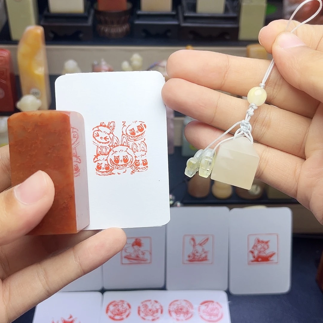 寿山石印石瑗寿山加刻拉布布2.5+定制雪花冻石1.7