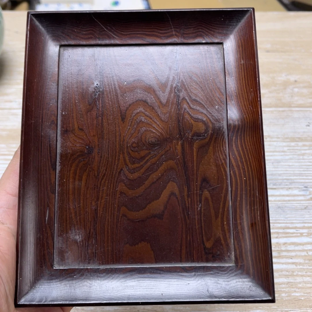 瓷片密密麻麻地排列着一个