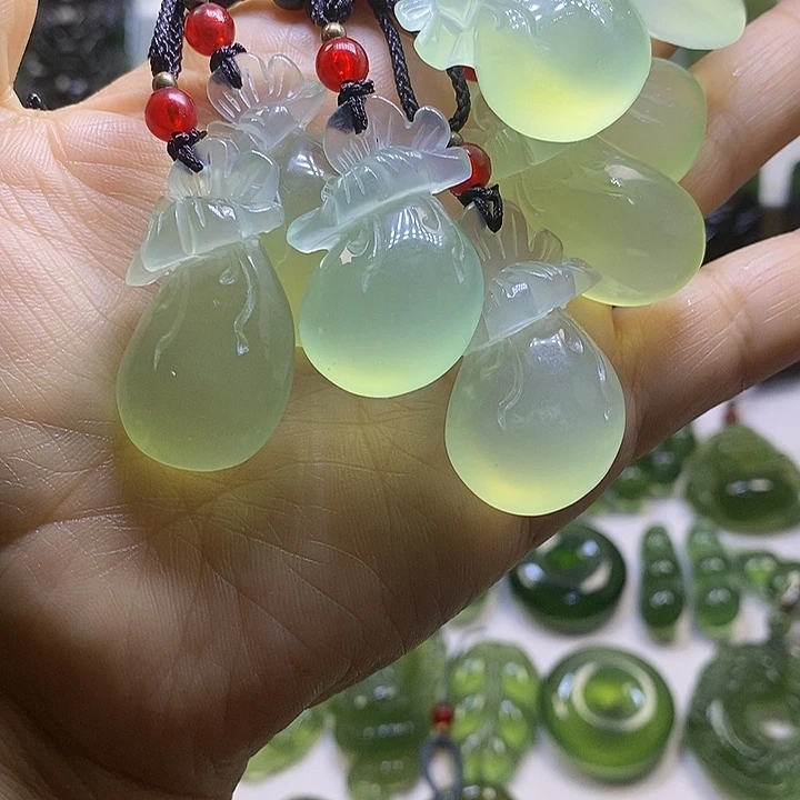 蛇纹石玉未镶嵌颈饰