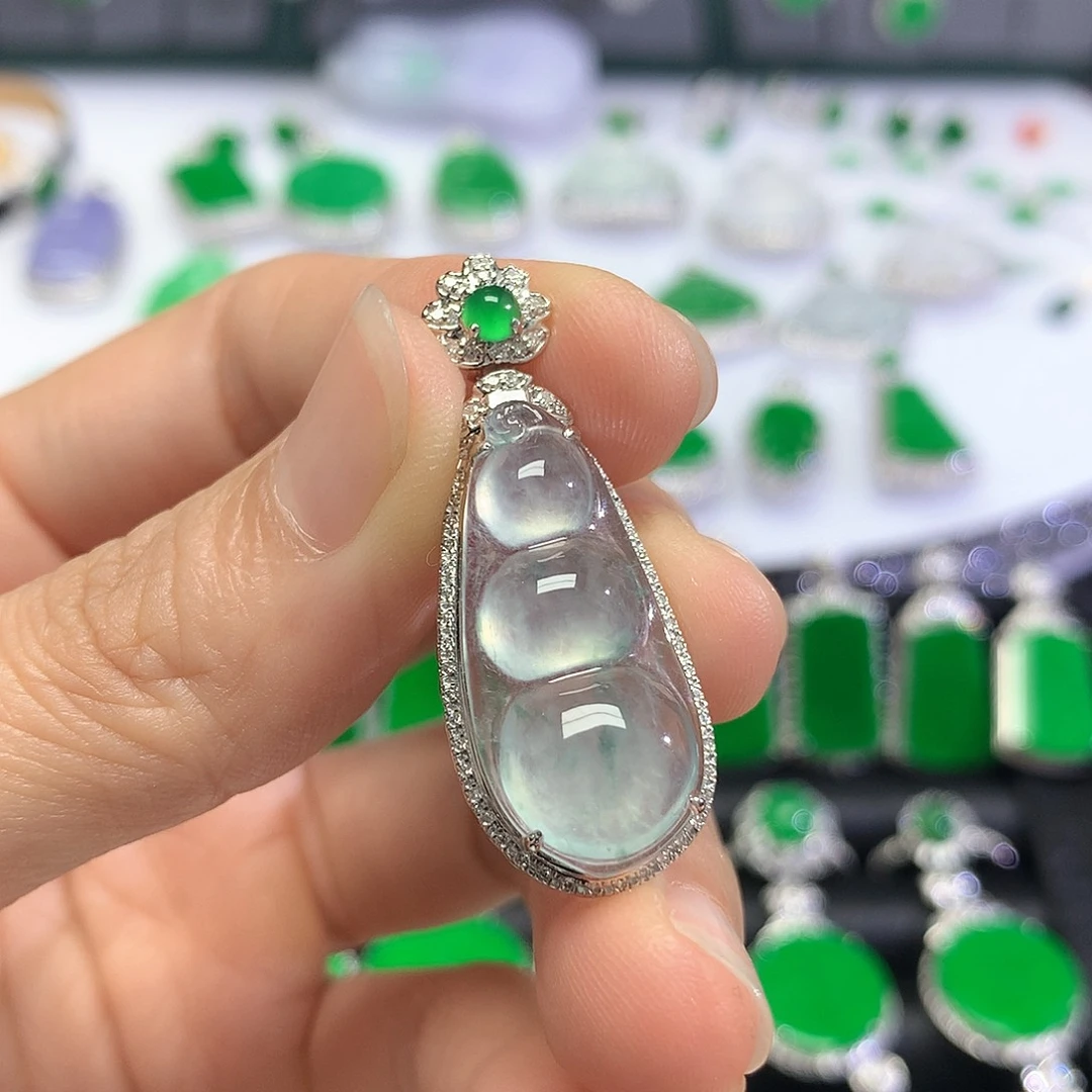 颈饰18K金镶嵌翡翠吊坠