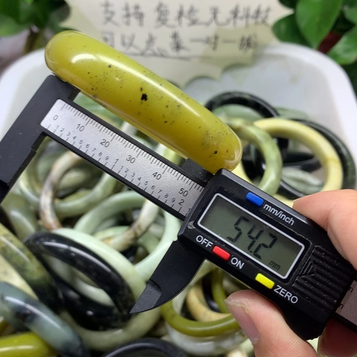 蛇纹石玉未镶嵌手镯1