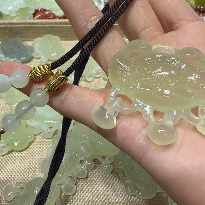 蛇纹石玉吊坠未镶嵌李**然