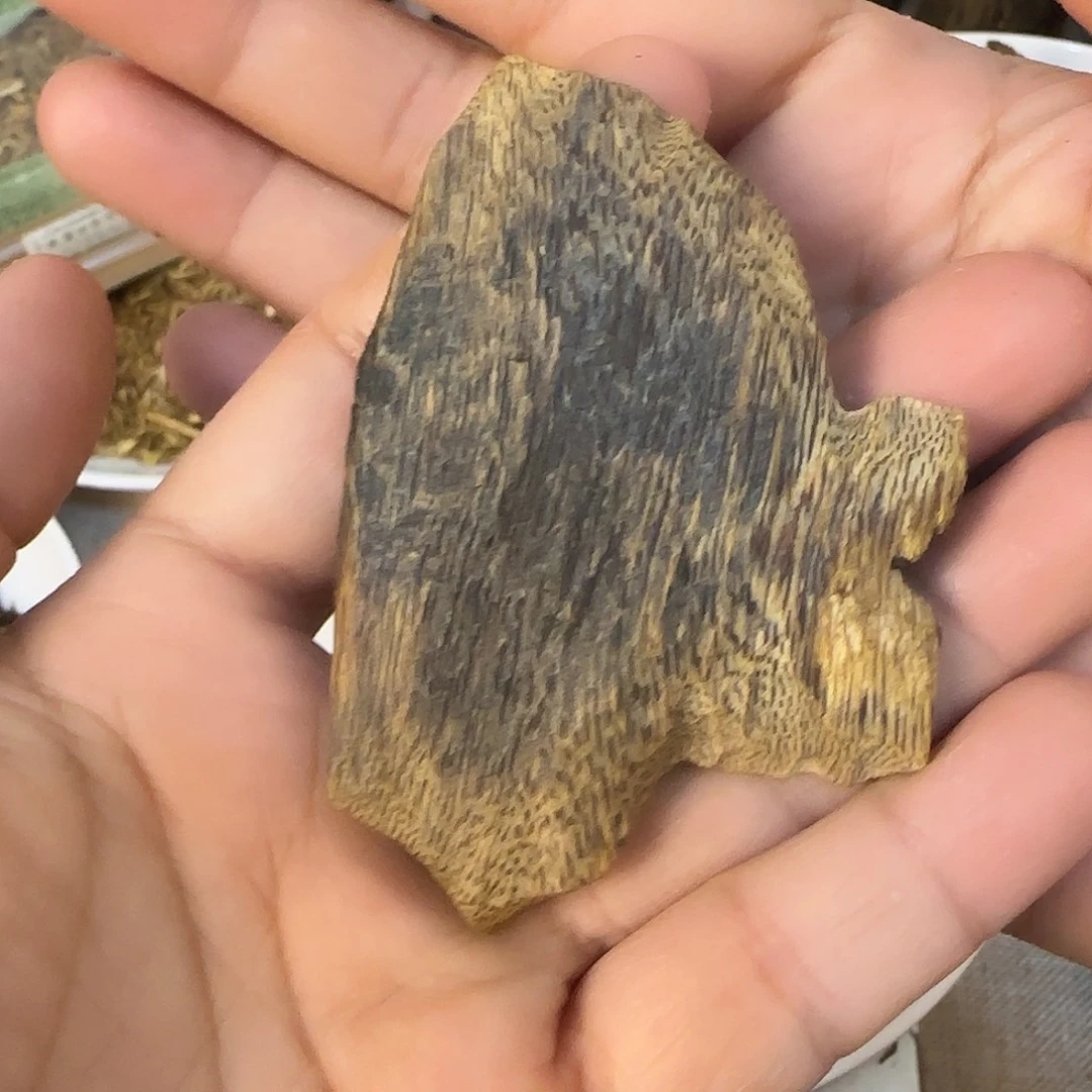 沉香沉香碎屑绿奇楠蓝宝石块料14克