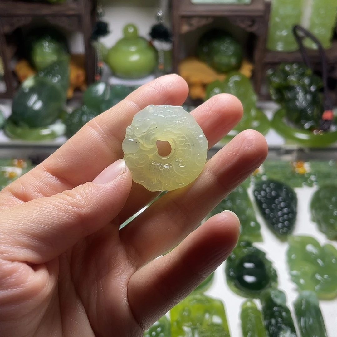蛇纹石玉未镶嵌颈饰