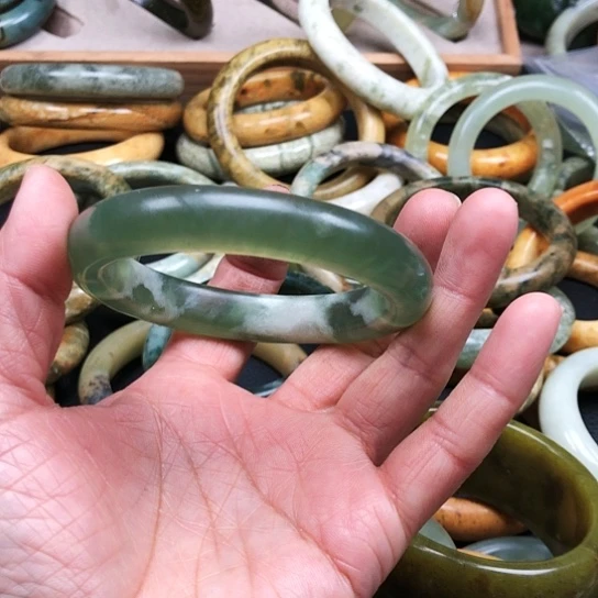 蛇纹石玉手镯未镶嵌山*间