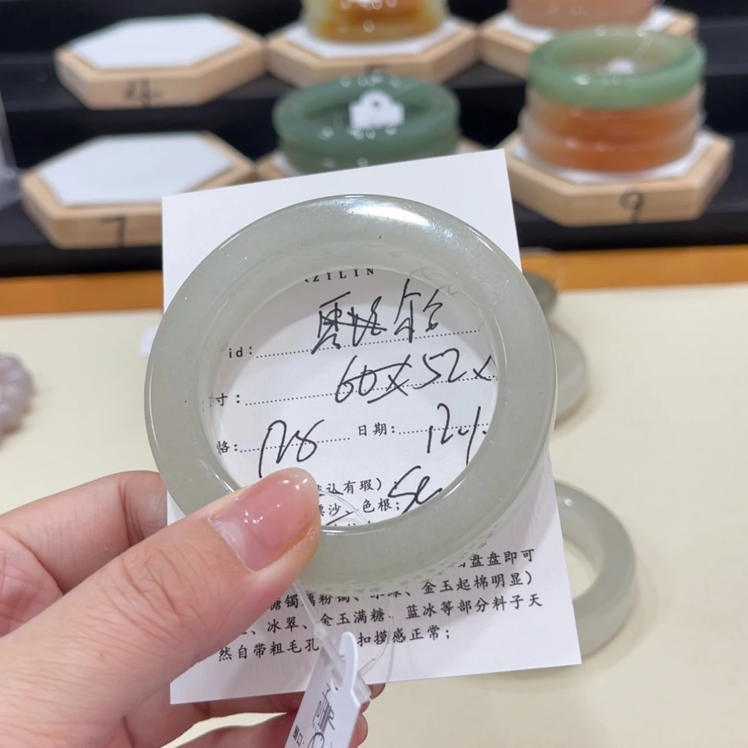 未镶嵌手镯石英质玉尔*。