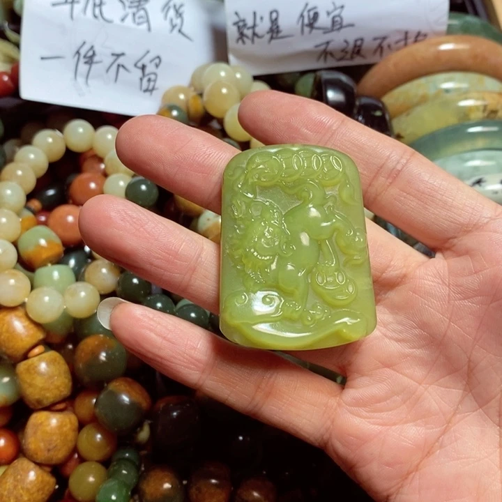 蛇纹石玉颈饰未镶嵌