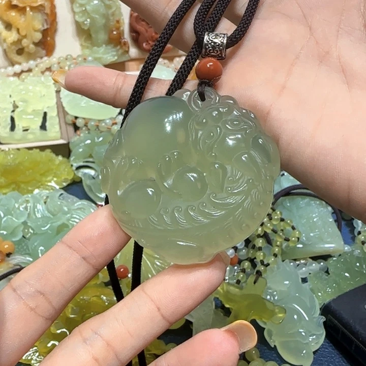 未镶嵌蛇纹石玉吊坠