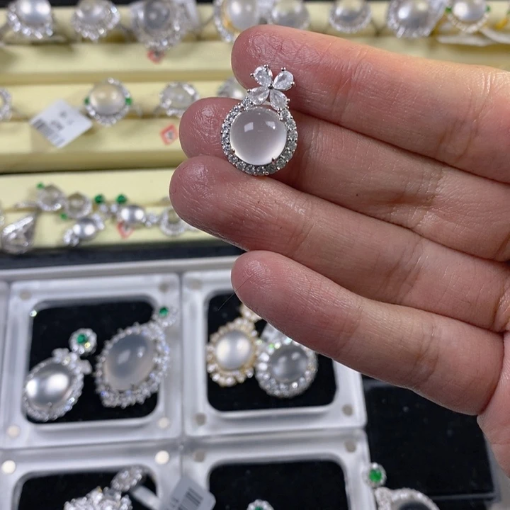 由***陈石英质玉合金颈饰