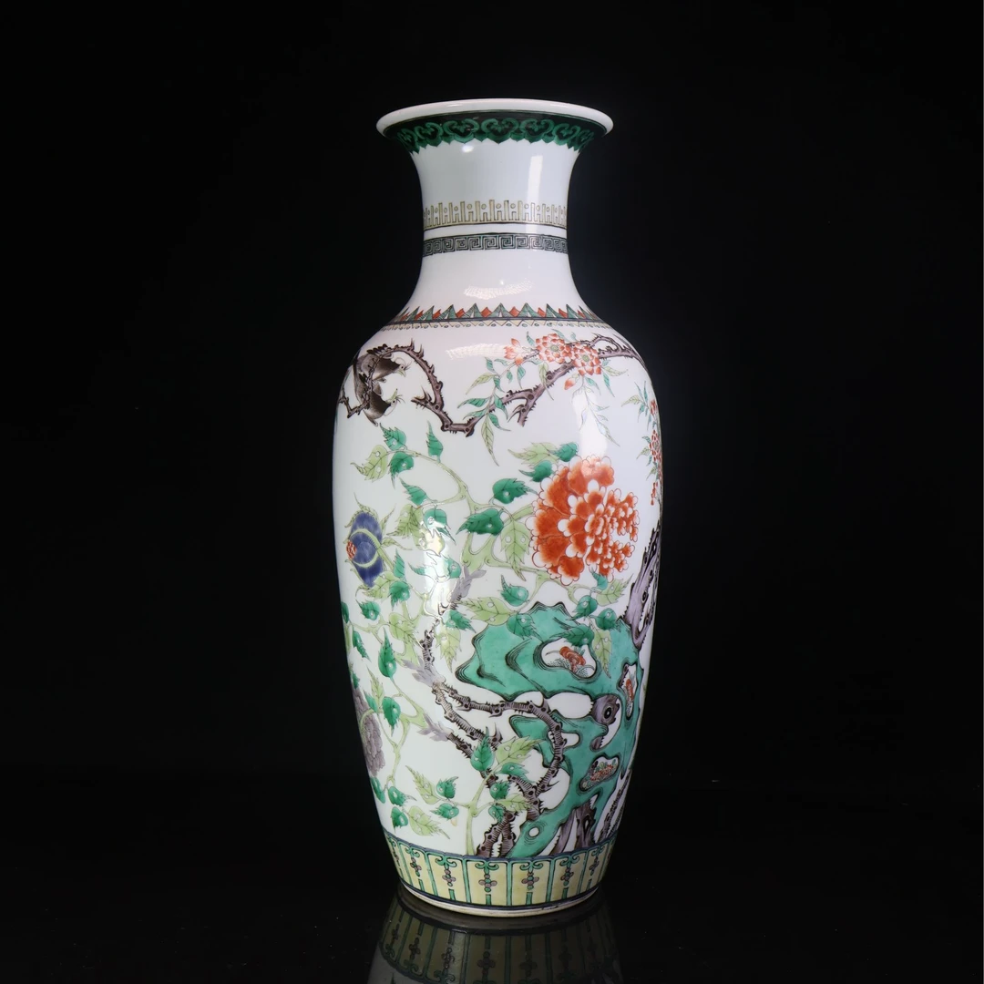 56.清晚期五彩牡丹花卉瓶