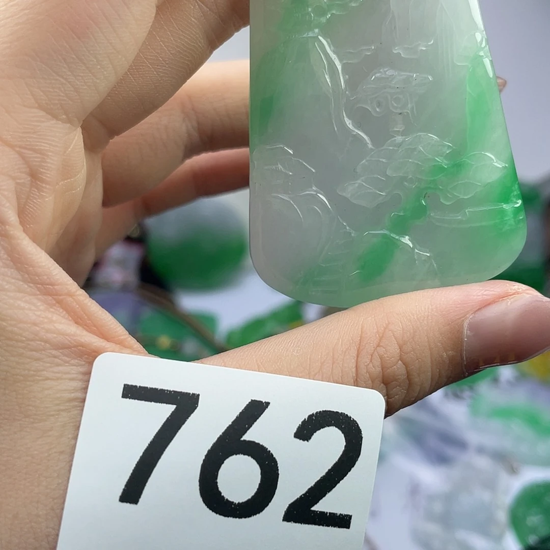 翡翠未镶嵌吊坠(赠链)