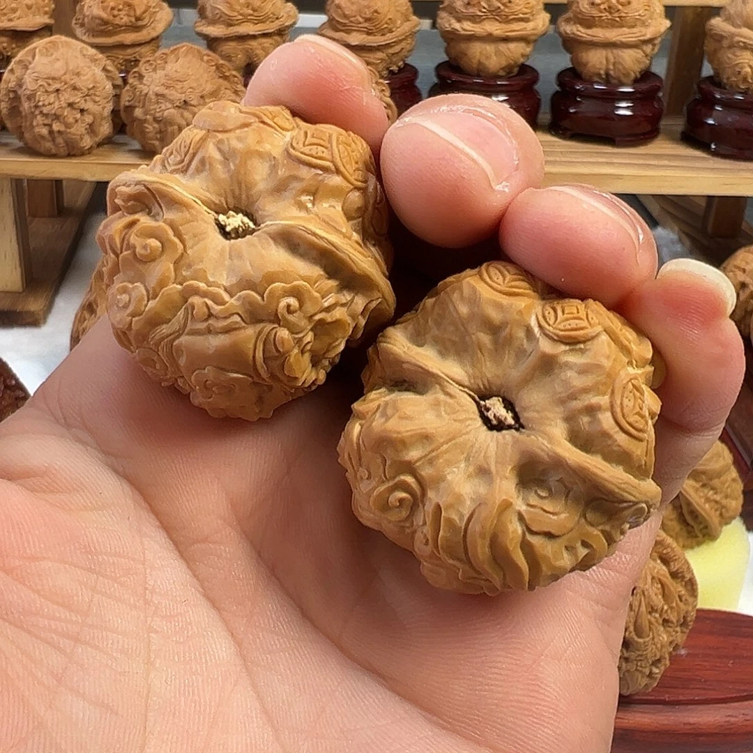 王***爷核桃雕刻工艺财神雕刻