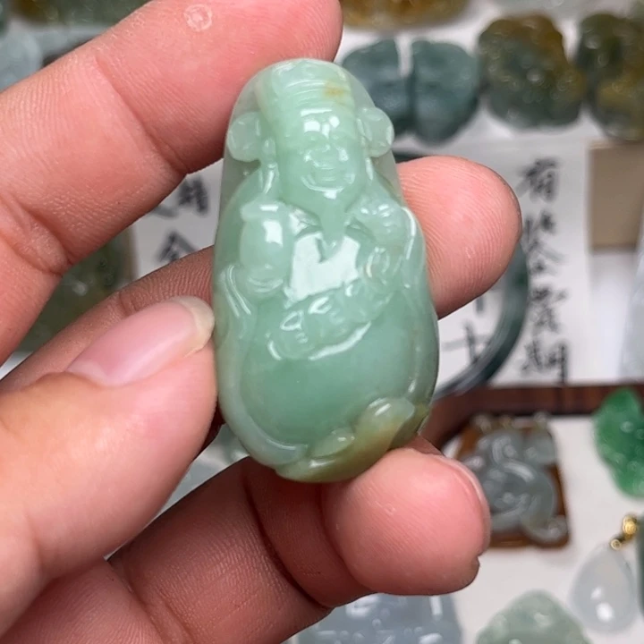 翡翠未镶嵌颈饰财神