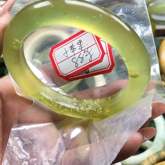 蛇纹石玉手镯未镶嵌小**。