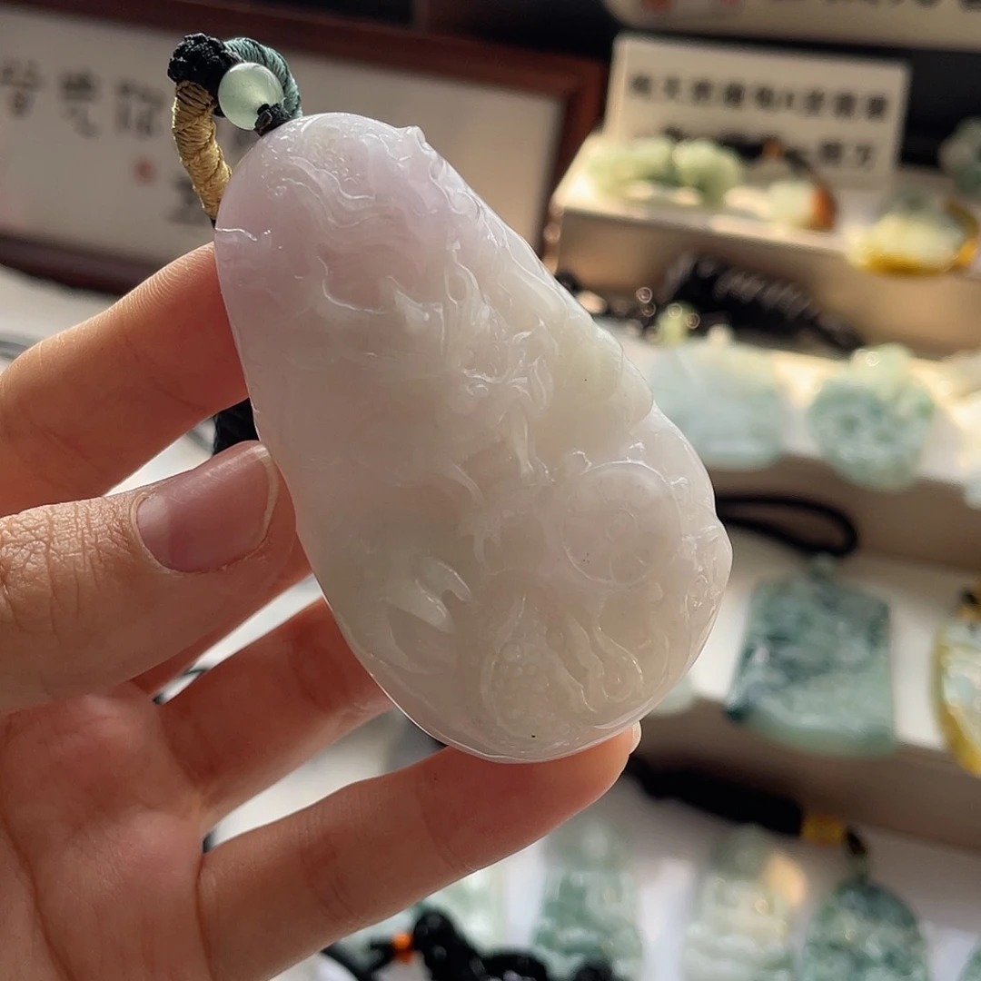 翡翠未镶嵌颈饰龙