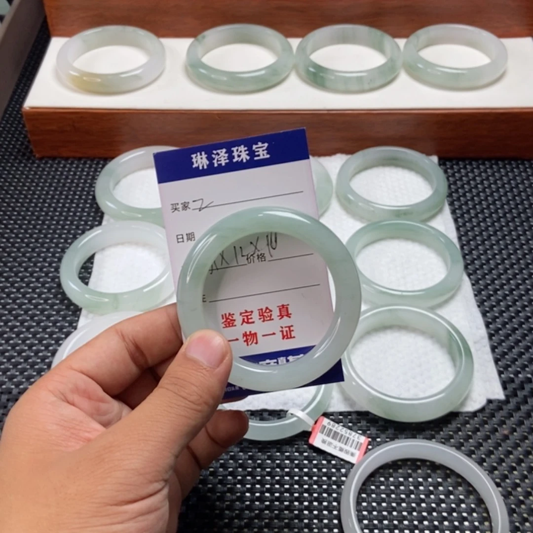 小***u石英质玉未镶嵌手镯2