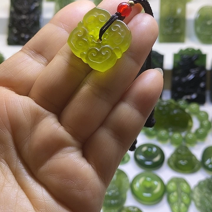 蛇纹石玉未镶嵌颈饰