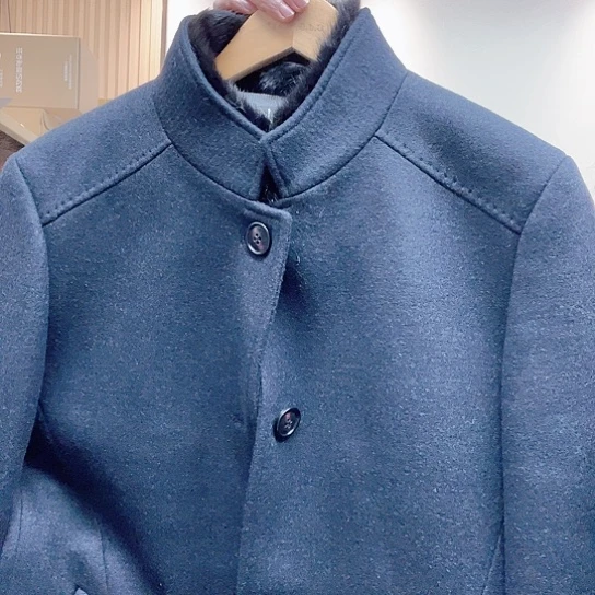 190。毛呢大衣一件。