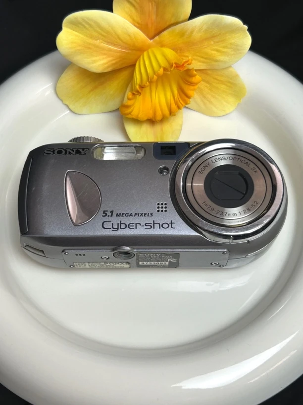 9新 Sony/索尼 p93 银色 复古ccd数码相机 用五号电池