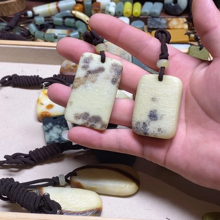 奶***儿蛇纹石玉未镶嵌挂件