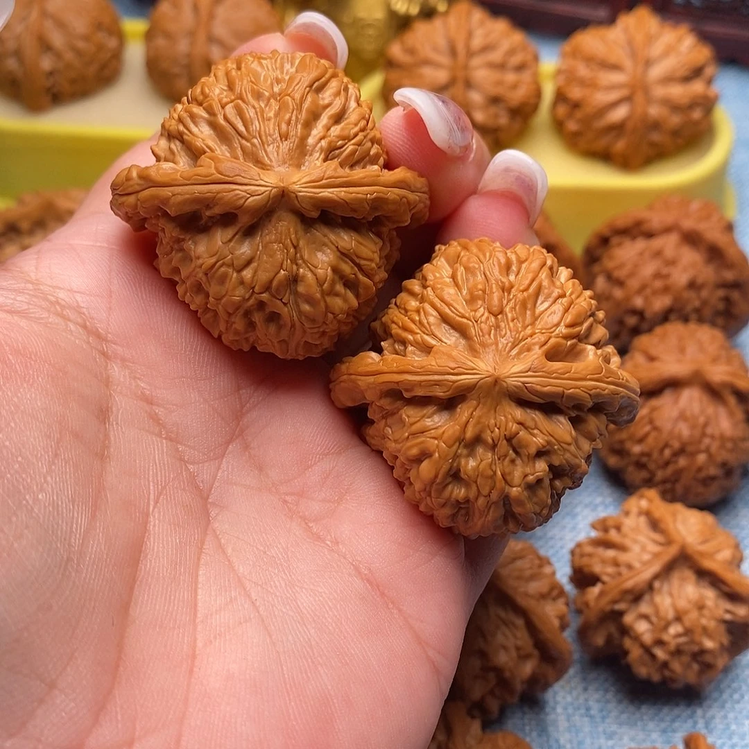 Z***O把件文玩核桃精品红皮白狮子43尺