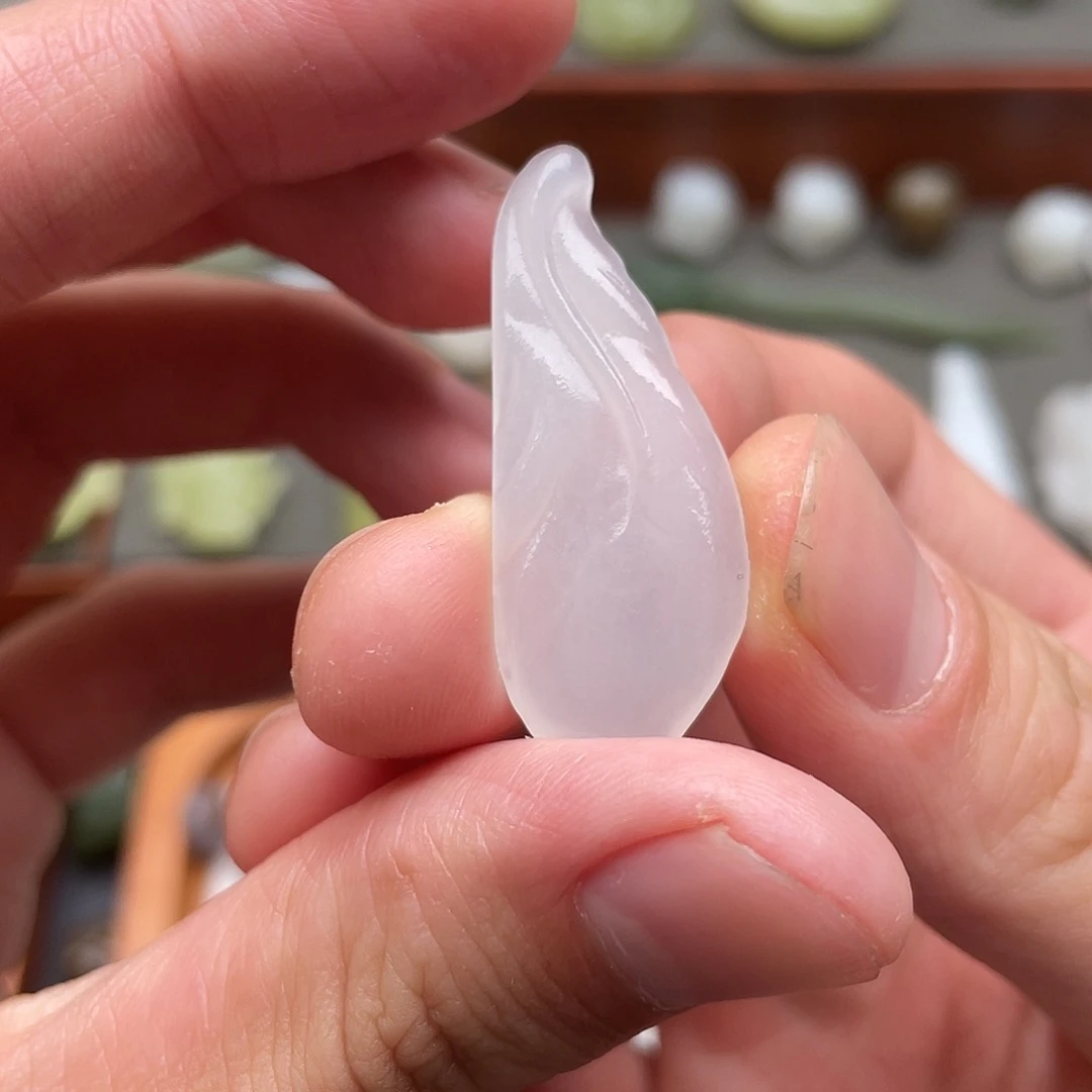 和田玉未镶嵌颈饰白冰羽毛