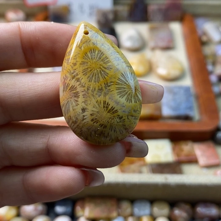 颈饰合金石英岩玉