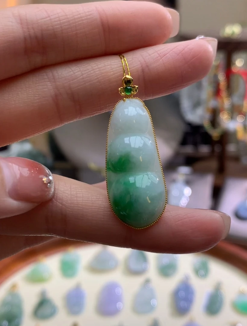 天然A货翡翠吊坠