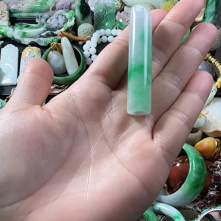 翡翠未镶嵌颈饰翡翠未镶嵌颈饰
