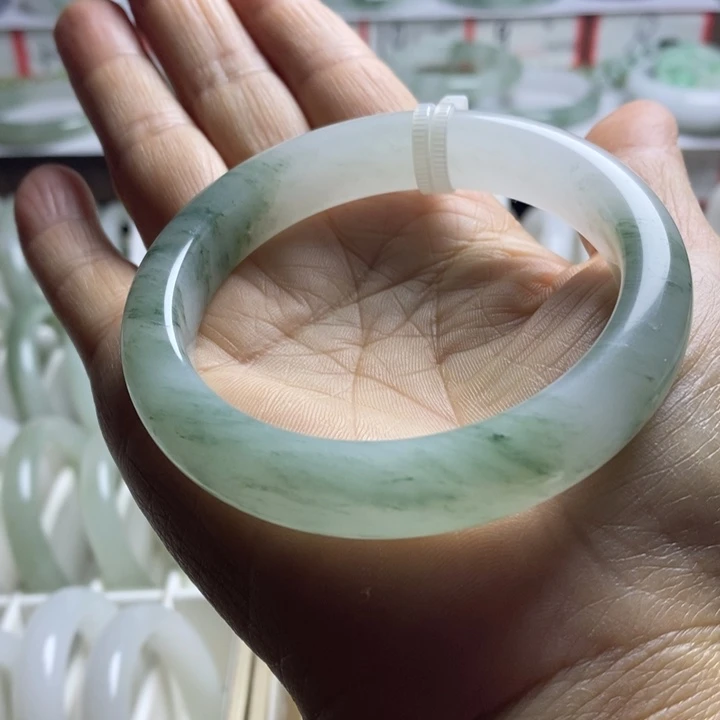 石英岩玉未镶嵌手镯