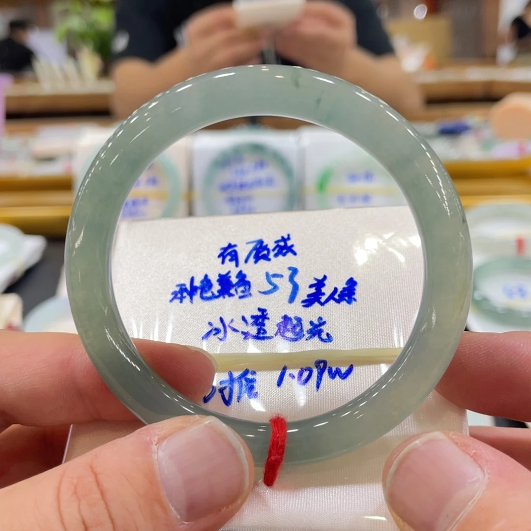 翡翠手镯未镶嵌翡翠