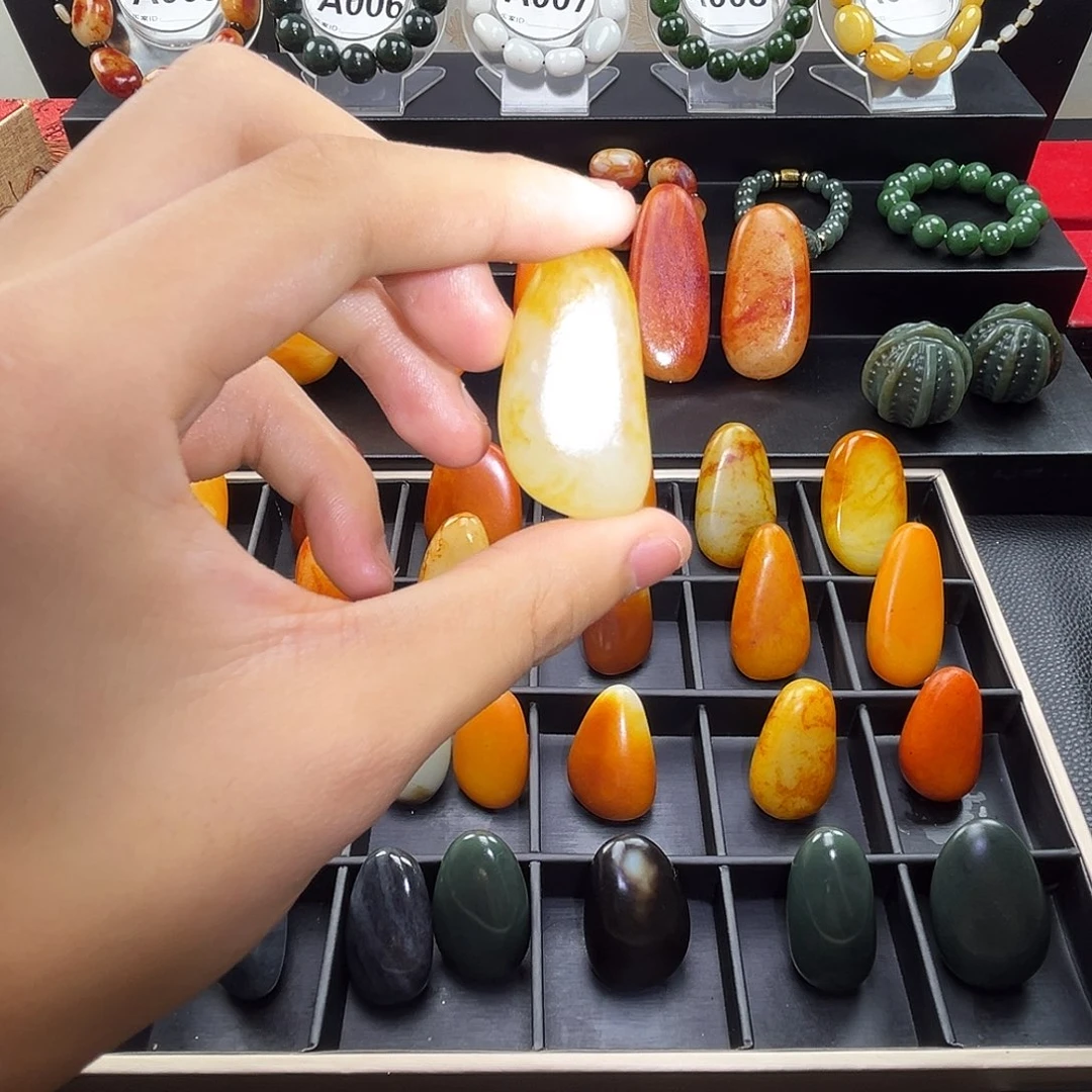 和田玉未镶嵌吊坠(赠链)