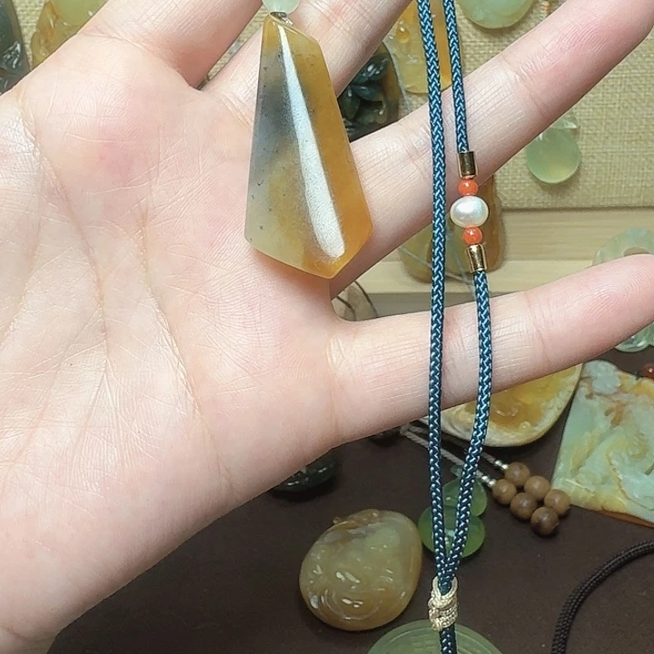 蛇纹石玉未镶嵌颈饰