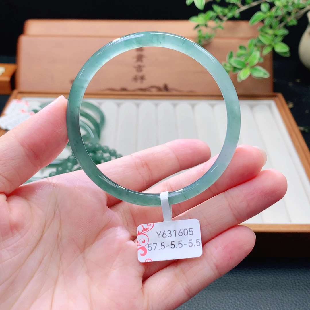 未镶嵌手镯（圆镯）翡翠