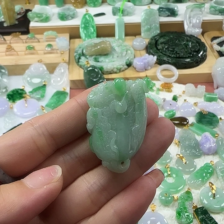 颈饰未镶嵌翡翠飘绿大白菜