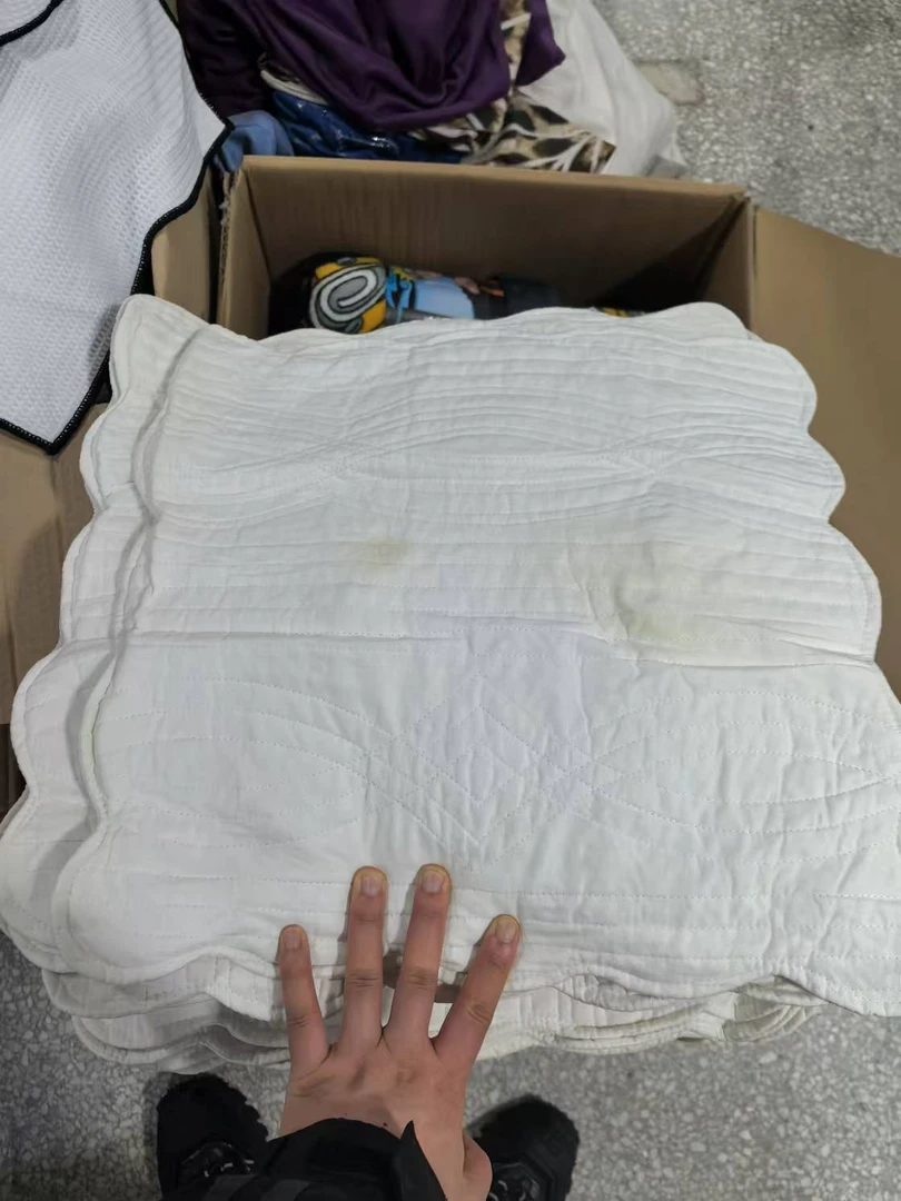 《厚广家》3楼40×40白色全棉绗缝抱枕套 4张 填充棉花 小发黄