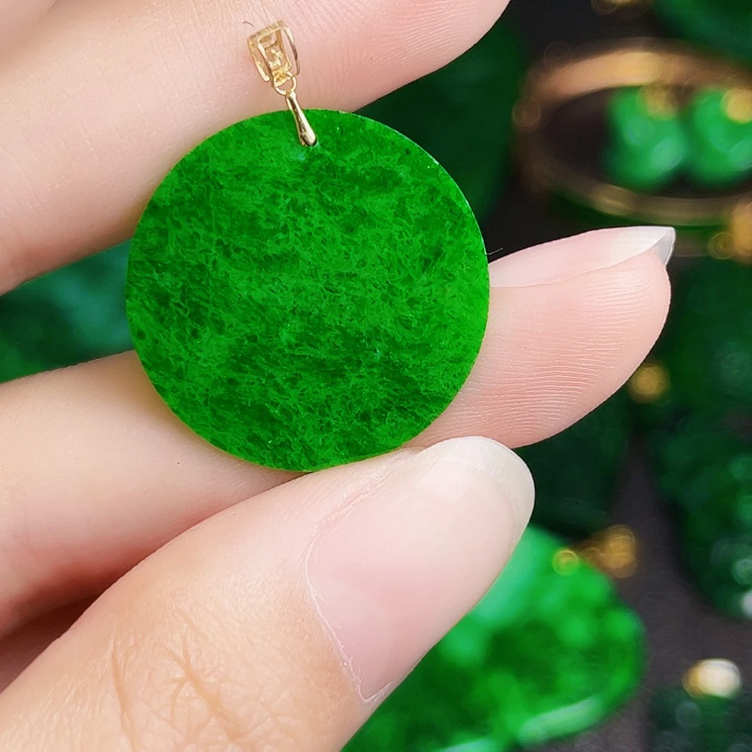 颈饰18K金镶嵌翡翠多样性